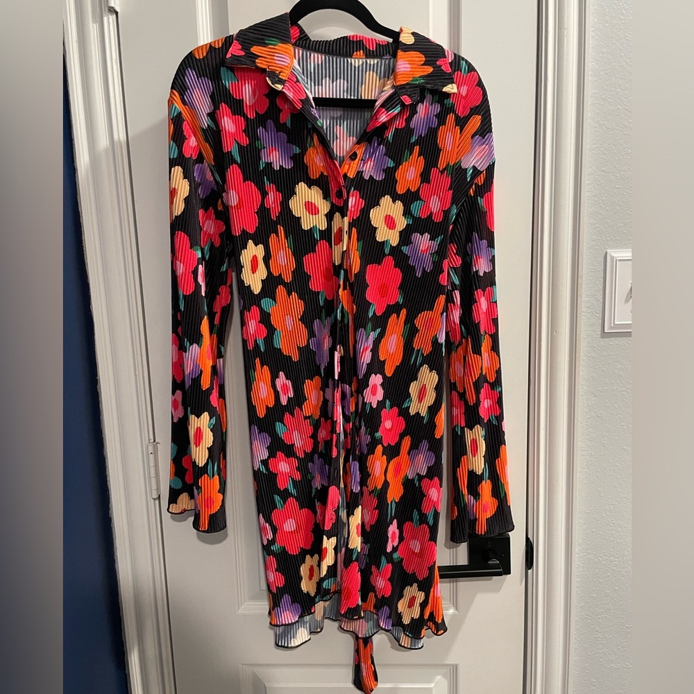 NWOT Boutique floral pleated button down dress with belt